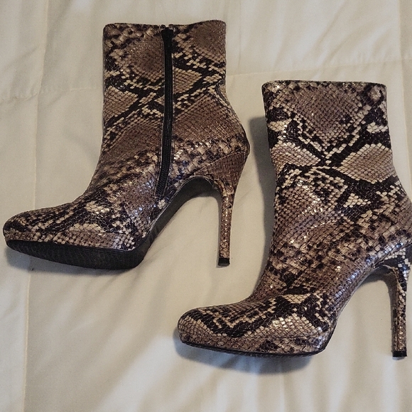 Stuart Weitzman Snakeskin Heeled Boots - Picture 1 of 6